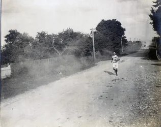 Sam Mellor a Mohawk Atlétikai Klubból egyedül fut, a földúton, a maratoni futamon az 1904 -es olimpián